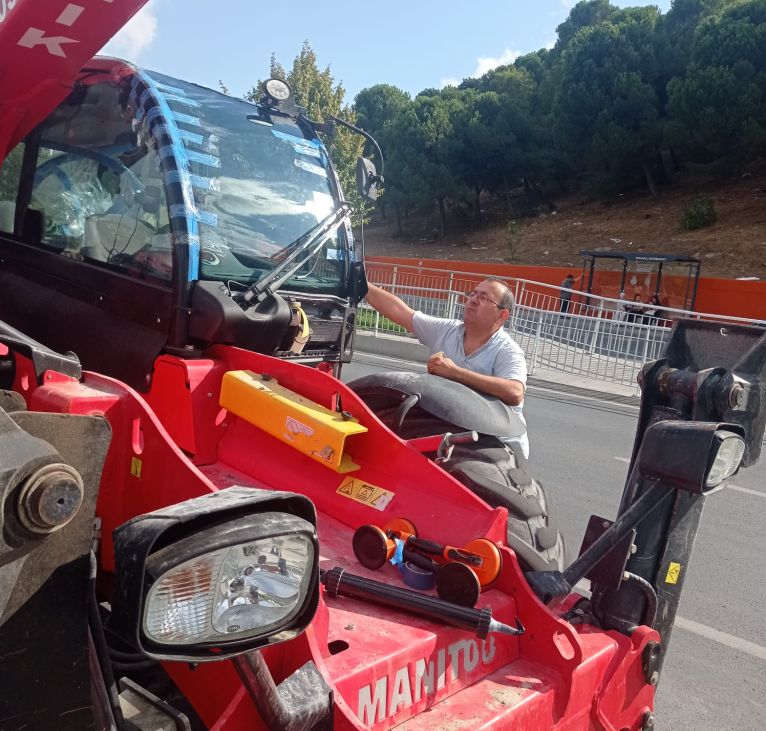 Manitou MT 1840 Ön Cam Değişimi