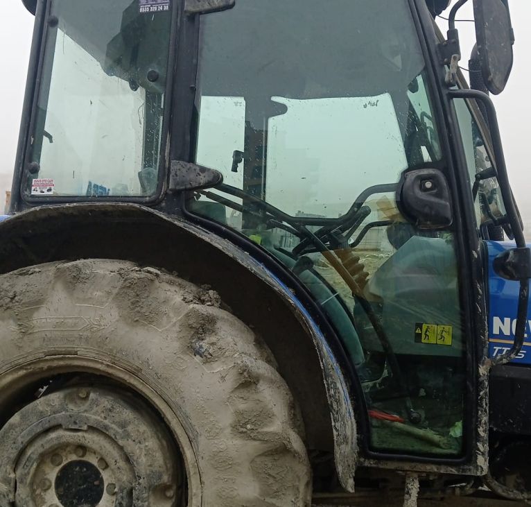 New Holland TT65 Traktör Sağ Kapı Camı Değişimi